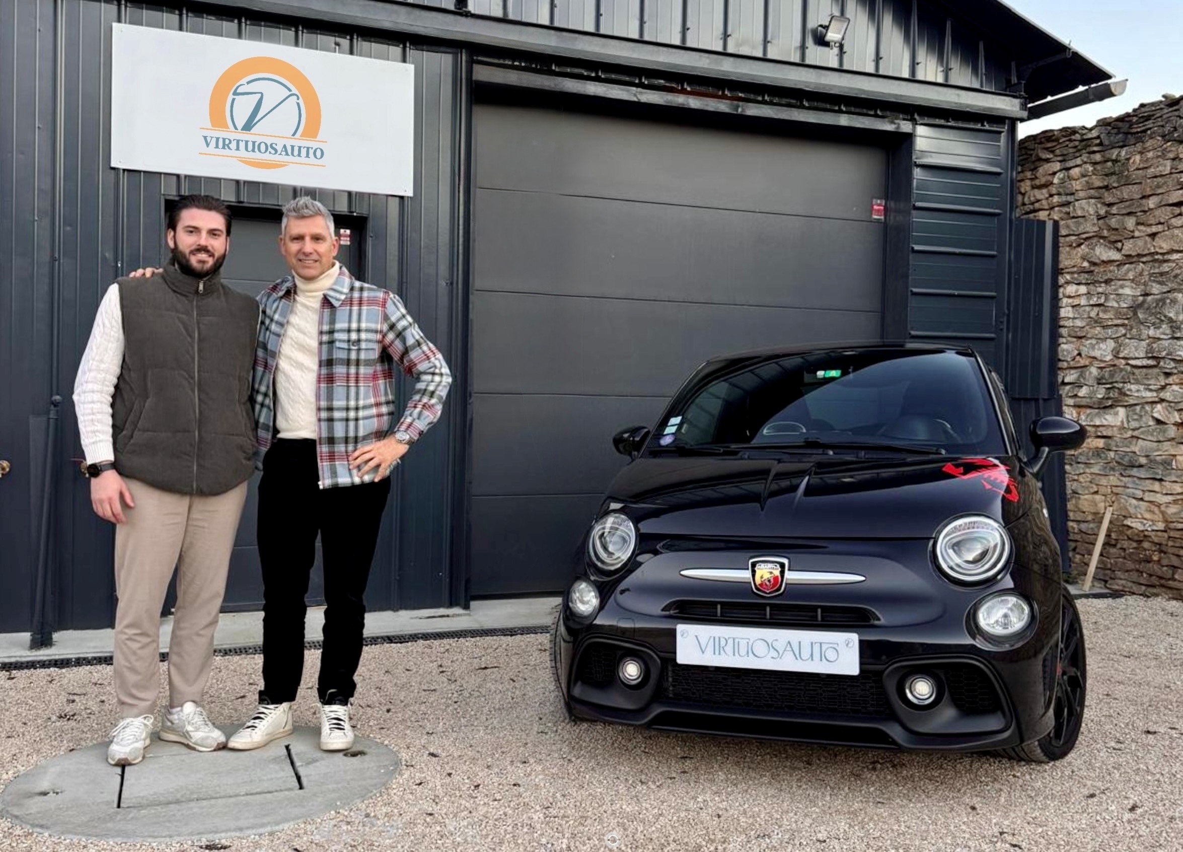 Showroom Virtuosauto avec véhicules premium